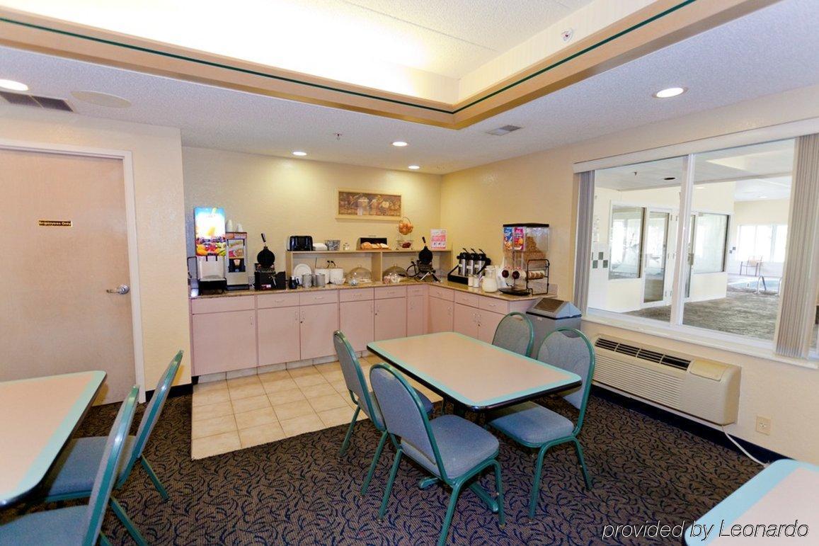 Red Roof Inn Sandusky - Milan Restaurant photo